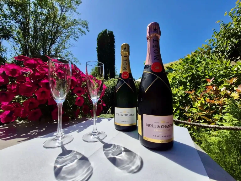 szampan Moët & Chandon na stole